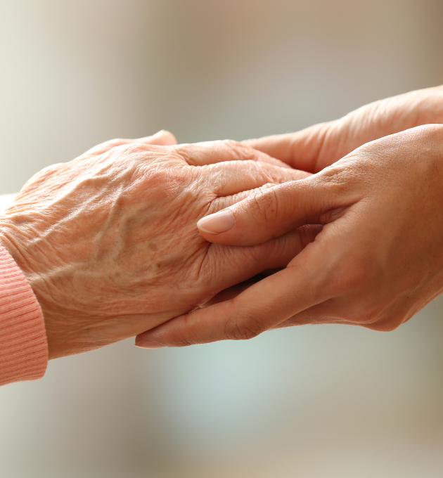 junge-person-umfasst-hand-seniorin-palliative-pflege-casalegre-zofingen